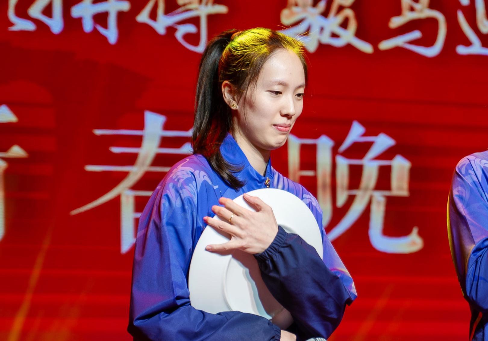 华体会登录入口-泪目！30岁中国女排世界冠军退役：又美又能打，郎平助她跃升